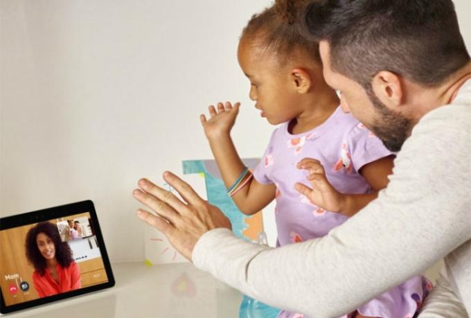 En far och dotter använder videosamtal på en Echo Show.