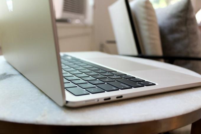 Klávesnica MacBooku Air.