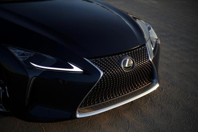 2018 لكزس LC500 شواء