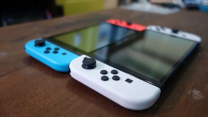 Nintendo Switch OLED і модель Switch 2019 року поруч.