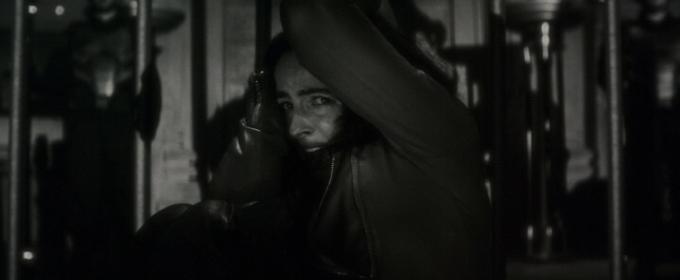 Laura Donnelly mira a la cámara en una escena de Werewolf By Night.