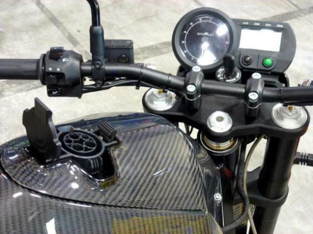 ब्रैमो एम्पल्स इलेक्ट्रिक मोटरसाइकिल पूर्वावलोकन प्लगइन इलेक्ट्रिक चार्जिंग पोर्ट