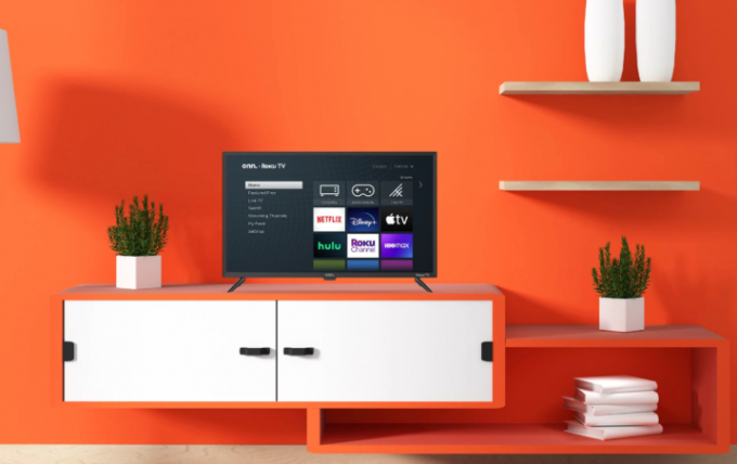 Een onn. 32-inch Roku Smart TV op een kast in een woonkamer.
