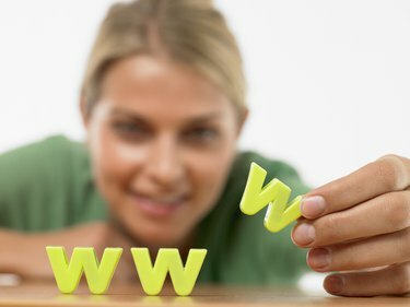Mulher com letras da world wide web