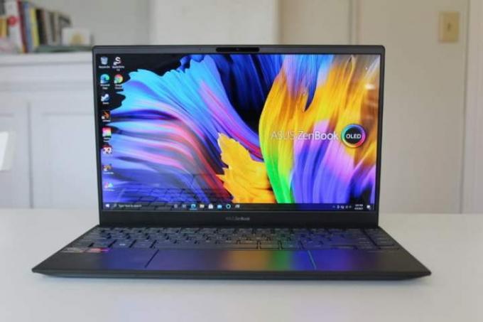 Asus ZenBook 13 OLED frontvy som visar display.