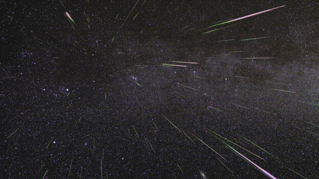 En byge af Perseid-meteorer lyser himlen op i 2009 i dette NASA time-lapse billede. 
