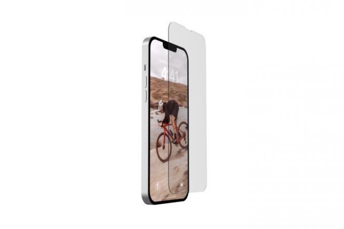 Der Displayschutz von UAG für das iPhone 14 Plus.