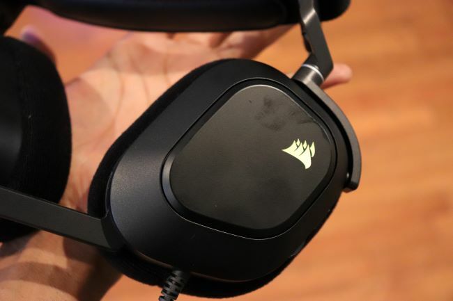 Noda pada cangkir headset USB Corsair HS80 RGB.