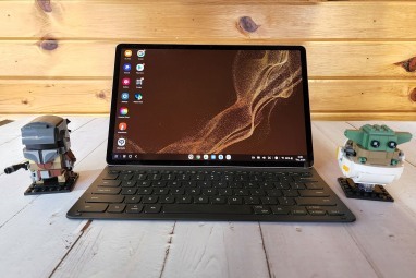 Samsung Galaxy Tab S8+ sedí na stole se dvěma minifigurkami lego.