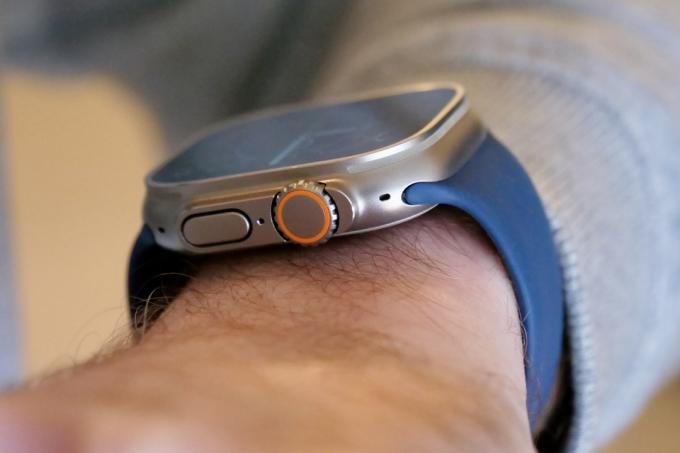 جانب Apple Watch Ultra مع سوار Solo Loop.