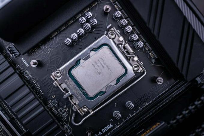 Intel Core i9-12900K v základní desce.