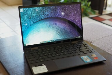 Widok z przodu komputera HP Envy x360 13 przedstawiający wyświetlacz i klawiaturę.