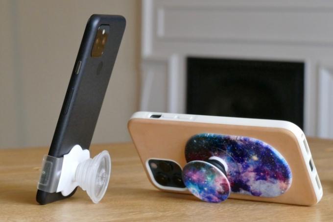 PopGrips conectados a dois iPhones.