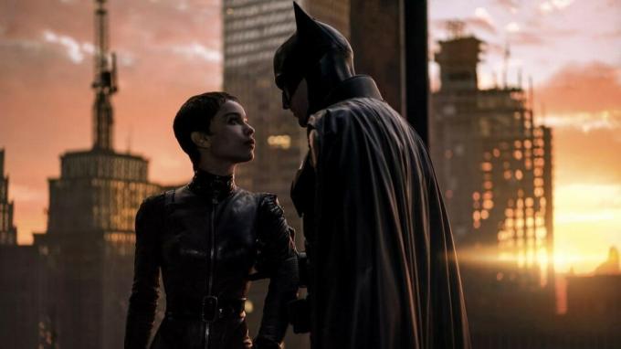 Batman pratar med Catwoman i The Batman