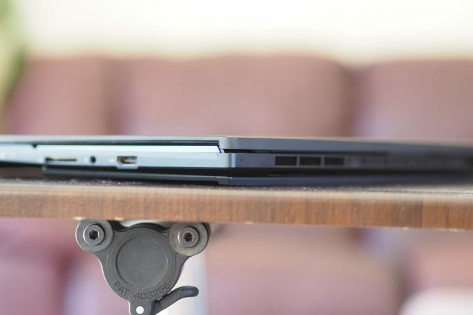 Vista lateral trasera del Asus ZenBook Pro 16X que muestra puertos y rejillas de ventilación.
