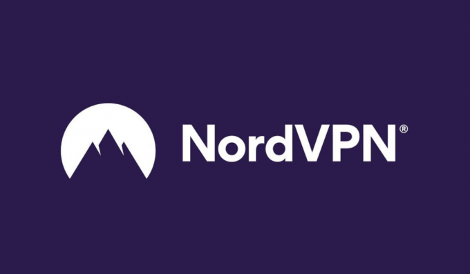 Logo NordVPN na fialovom pozadí.