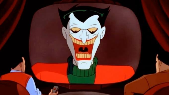 Dick Grayson a Bruce Wayne vidí Jokera v televizi.