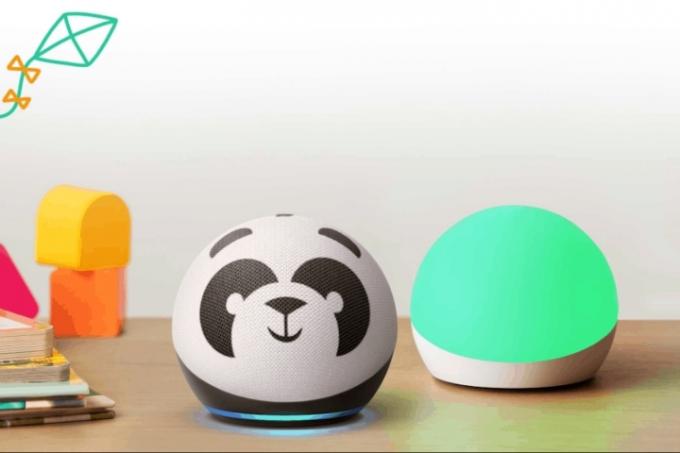 Niños Echo Dot (panda) con Echo Glow en la mesa para niños.