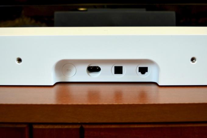 Närbild av Sonos Rays bakre portar.