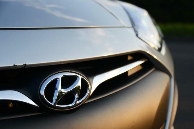 Emblemat przedniego grilla Hyundai Genesis Coupe 2013