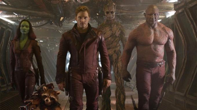 Guardians of the Galaxy -sarjan näyttelijät kävelevät kohti kameraa.