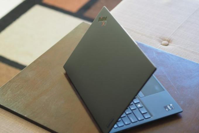 Lenovo ThinkPad X1 Nano Gen 2 bakifrån med lock och logotyp.