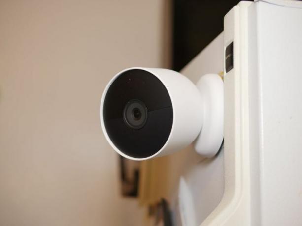 Google Nest Cam (aku), mis on magnetplaadiga külmkapi külge kinnitatud.