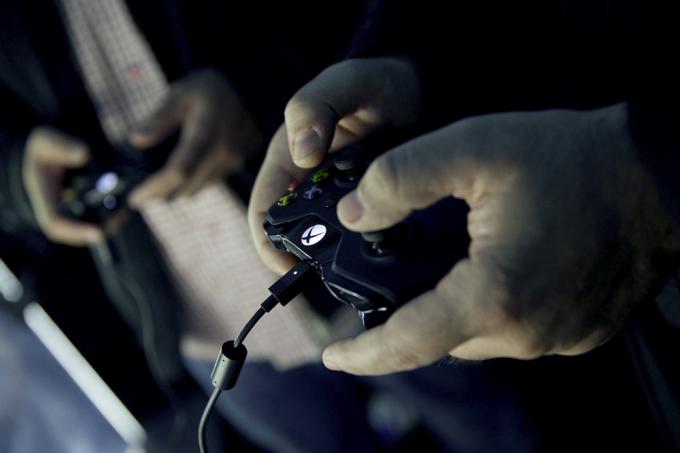 Mensen die videogames spelen met Xbox One-controller Mike Ybarra