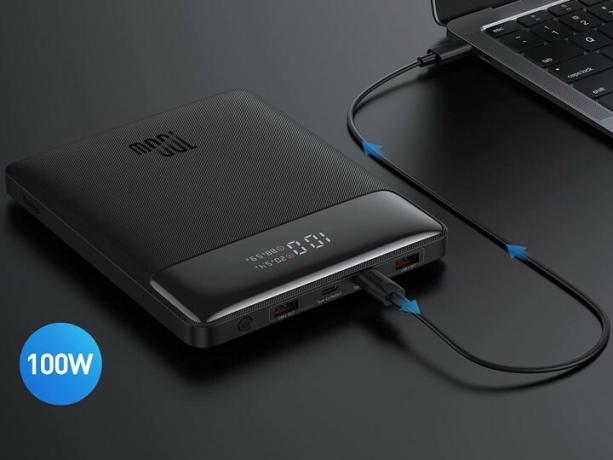 Baseus Blade Power Bank conectat la laptop încărcându-l.