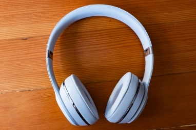 Beats Solo3 kablosuz kulaklık masanın üstünde.