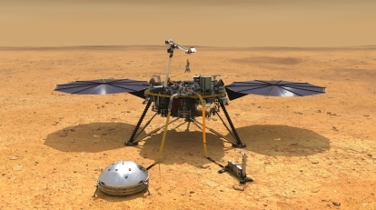 Tento obrázek ukazuje kosmickou loď InSight NASA s jejími přístroji rozmístěnými na povrchu Marsu.