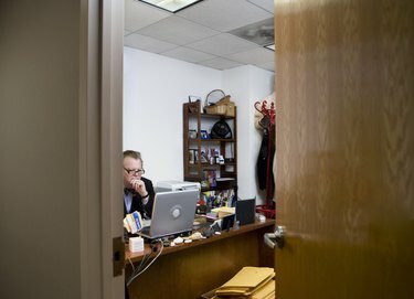 homme travaillant au bureau sur ordinateur