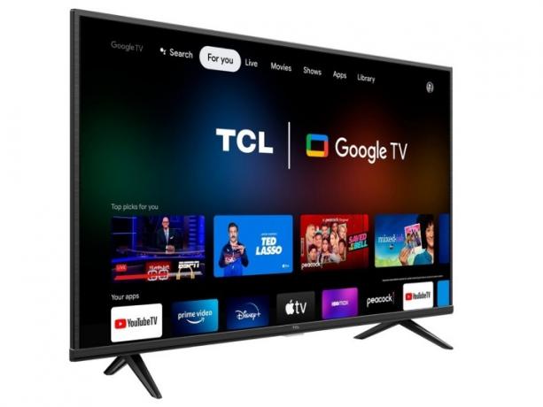 Telewizor 4K TCL z serii 4 na białym tle, na którym widać interfejs Google TV.