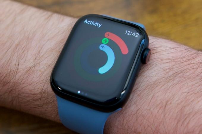 Az Activity alkalmazást futtató Apple Watch Series 8.