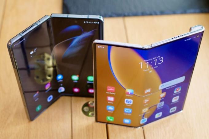 A nyitott Galaxy Z Fold 4 és a Huawei Mate Xs 2 teteje.