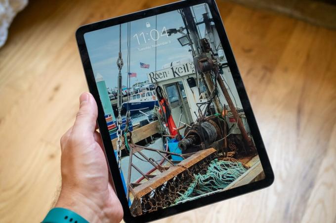 Мъж, който държи Apple iPad Air пето поколение.