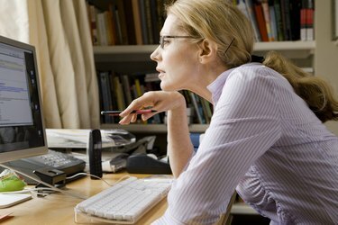 ქალი სწავლობს კომპიუტერის ეკრანს