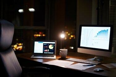Laptop en computer 's nachts op bureau