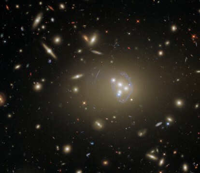 Dette detaljerte bildet viser Abell 3827, en galaksehop som tilbyr et vell av spennende muligheter for studier. Hubble observerte det for å studere mørk materie, som er en av de største gåtene kosmologer står overfor i dag.