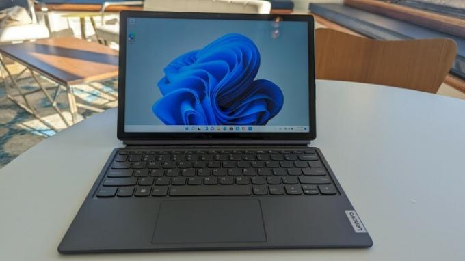 Lenovo IdeaPad 5i tablet klavyesi ile ön plana çıkıyor.