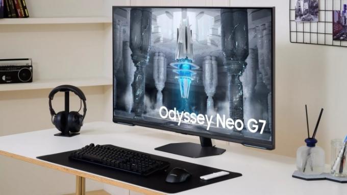 机の上に置かれたSamsungのOdyssey Neo G7。