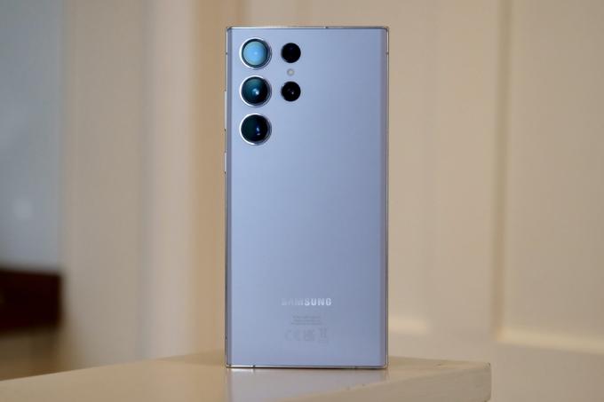 Samsung Galaxy S23 Ultra in Sky Blue, van achteren gezien.