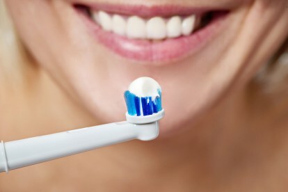 patent visar att dyson kan utveckla tandborste med kraftfulla vattenstrålar 35261970 kvinna borstar tänder elektrisk tandkräm c