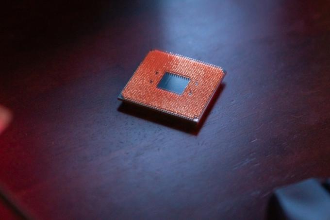 AMD Ryzen 7 5800X3D ピンがテーブルの上に上向きに置かれています。