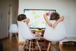 كيفية قفل التلفزيون لمنع الأطفال من استخدامه