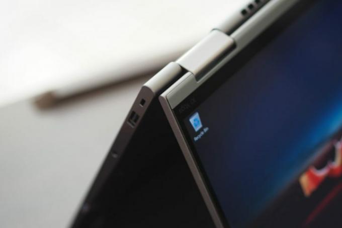 มุมมองเต็นท์ Lenovo ThinkPad X1 Yoga Gen 7 บานพับแบบใกล้ๆ