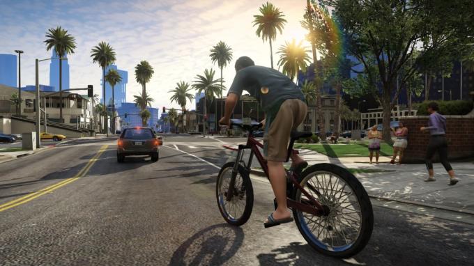 Kāds varonis brauc ar velosipēdu spēlē Grand Theft Auto V.