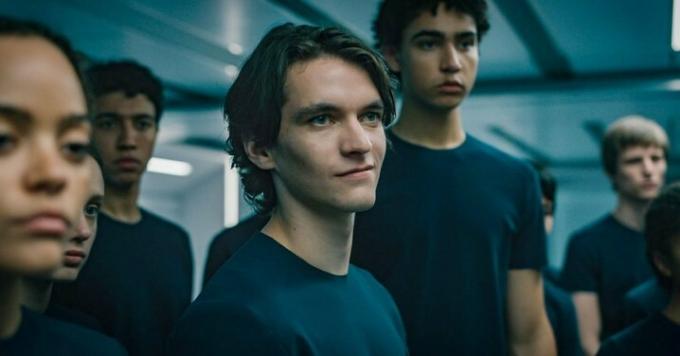 Fionn Whitehead sorri em Voyagers.