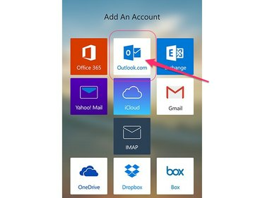 Stuknij ikonę Outlook.com.