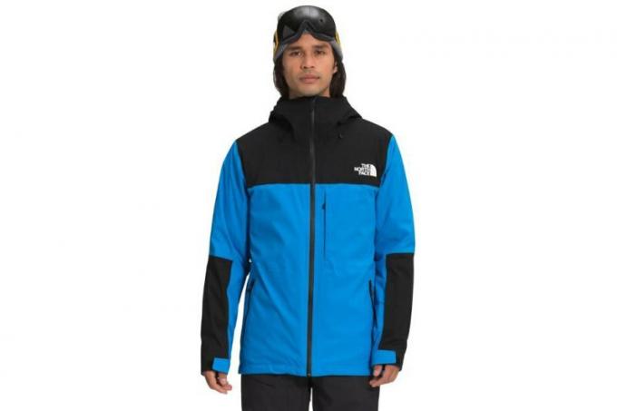 მამაკაცს აცვია The North Face ThermoBall Eco Snow Triclimate 3-in-1 ქურთუკი თეთრ სტუდიის ფონზე.